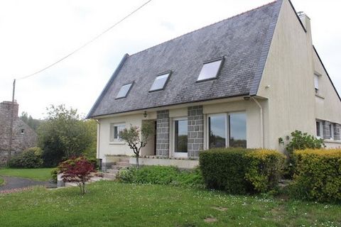 Huis gelegen in de buurt van de kastelen en op 10 minuten van het treinstation van St Brieuc, op 2 minuten van diensten en winkels, scholen, op 1 minuut van de 4 sporen Het is gelegen op het platteland zonder over het hoofd te zien. Het bestaat uit e...