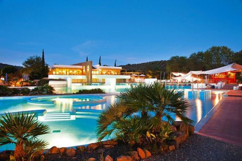 Mitten in einem zauberhaften, mediterranen Pinienwald (12 ha) liegen diese familienfreundlichen Bungalows mit einer traumhaften Poollandschaft, je nach Lage 300-800 m von den wunderschönen Sandstränden entfernt. Das Zentrum des lebendigen Urlaubsorte...