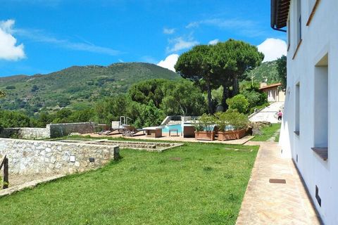 Appartamenti moderni e arredati con gusto con piscina comunale. Il tuo residence è circondato da verde e offre una splendida vista panoramica sulla valle a Rio nell'Elba. Sentirai sicuramente il tuo piacimento nelle luminose camere del tuo appartamen...