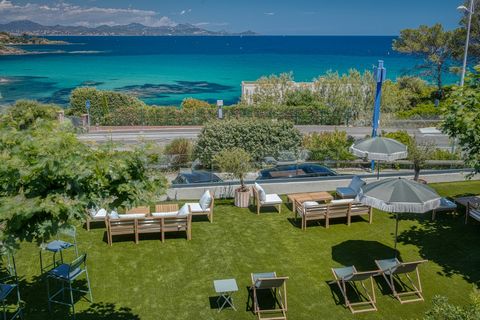 À vendre - Ensemble immobilier rénové avec vue mer et potentiel locatif exceptionnel Situation : Située sur la prestigieuse Corniche des Issambres, à Roquebrune-sur-Argens (83380), cette propriété bénéficie d'une adresse recherchée en Provence-Alpes-...