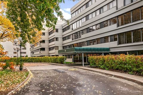 Aux Jardins-Mérici, condo transversal avec VUE IMPRENABLE SUR LE FLEUVE directement de la spacieuse aire de vie. Situé au 6e étage assurant une grande luminosité, 1270 pc, 2 chambres, 2 salles de bain, salle de lavage séparée et beaucoup de rangement...