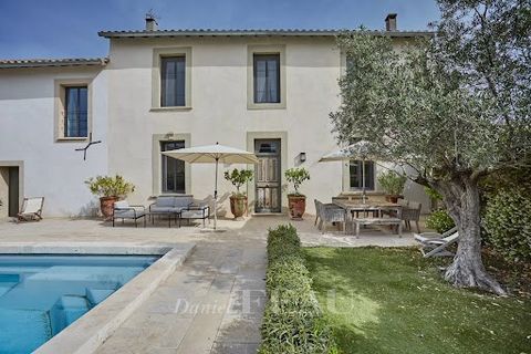 This peaceful ensemble comprising two houses offering 400 sqm of living space in total is in a peaceful location in the immediate vicinity of Maillane village. The first benefits from an enclosed 235 sqm garden with a 7 x 3 metre swimming pool, and i...