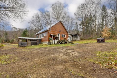 Maison plain-pied à vendre au Lac-St-Charles. Avec sa chambre à coucher intégrée directement dans le salon, cet espace chaleureux est parfait pour se détendre. La maison dispose d'une salle de bain bien aménagée et d'une véranda agréable pour profite...