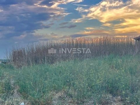 Location: Istarska županija, Pula, Veli vrh. Pula - Building Land in an Excellent Location with Sea View 1,299 m² Description: We offer you an exceptionally interesting building plot in Pula. The land area is 1,300 m², rectangular in shape (31 x 42 m...