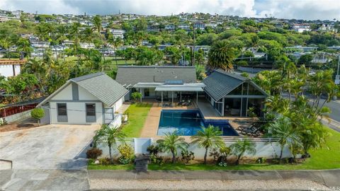 Selten verfügbar auf Hawaii - ein einstöckiges Haus auf einem fast 14.000 Quadratmeter großen flachen Grundstück mit Blick auf den Golfplatz! Dieses große, fließende Kai Nani-Anwesen verfügt über eine brandneue Küche, neue Böden und hohe Decken im ge...