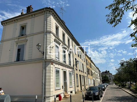 Situé à Troyes, cet appartement en duplex bénéficie d'un emplacement idéal en hyper centre-ville, offrant ainsi un accès privilégié aux commodités et points d'intérêt. La petite copropriété bien entretenue où se trouve ce bien, situé au deuxième et d...