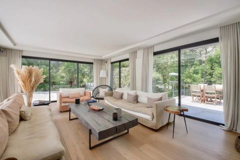 Nichée au cœur du quartier de La Baule-les-Pins, cette somptueuse demeure de 500m² offre intimité et sérénité. Rénovée par un architecte renommé, elle mêle avec élégance la pierre, le bois, l'acier et le verre, offrant une transparence subtile sur so...