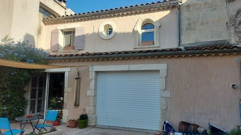 A EYRAGUES, en plein coeur du charmant village provençal, dans une rue très calme, venez découvrir cette belle maison qualitative R+1, comprenant au rez-de-chaussée : une cuisine entièrement équipée avec grande baie vitrée, une salle à manger avec be...