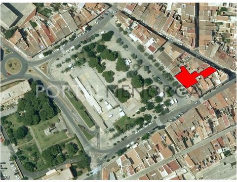 Plot for sale with a large frontage of 20 metres in the main square of Mahón where two days a week there is a street market where you can find a large amount of products, taxi rank, bank office, fast food restaurant, etc. The Plaza Explanada has alwa...