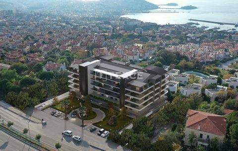 Wohnungen mit Meerblick in einem Komplex mit Pool in der Nähe des Yachthafens von Kuşadası Die Wohnungen in Kuşadası befinden sich an der Hauptstraße in erhöhter Lage in der Nähe des Yachthafens im Zentrum. Kuşadası, eine Hafenstadt, ist mit ihren to...