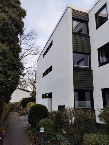 Schöne und gut geschnittene 2-3 Zimmer-Wohnung in ruhiger Grundstücksanlage mit Balkon, Parkplatz u. a., nahe am Park und am Wannsee, bezugsfrei ab 01.11.2024, für die Eigennutzung oder zur Renditeanlage *Dieses Exposé ist in deutscher, englischer un...