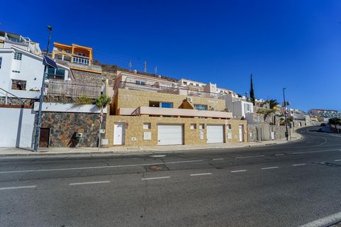 Wir präsentieren eine der größten Immobilien in Loma Dos, Arguineguín. Diese Immobilie, die unmobliert verkauft wird, zeichnet sich durch ihre großzügigen und hellen Räume aus, die endlose Möglichkeiten zur individuellen Gestaltung bieten, je nach Ih...