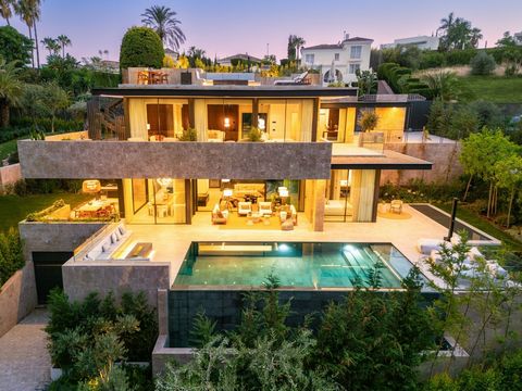 Deze prachtige villa aan de Costa Del Sol belichaamt luxe en comfort in zijn hoogste vorm. Met een uitgestrekt perceel van 1,082 m² en een onberispelijk ontworpen interieur van 603 m² biedt deze woning een ongeëvenaarde levensstijl. De villa beschikt...