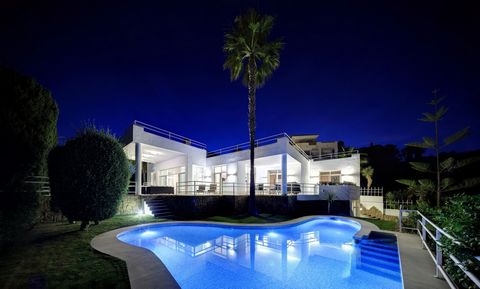 Vrijstaande Villa, Marbella, Costa del Sol. 5 Slaapkamers, 5 Badkamers, Bouwoppervlakte 499 m², Tuin/grond 1000 m². Ligging : Dichtbij golfbaan, Dichtbij haven. Zonorientatie : Zuid. Zwembad : Privé. Klimaatbeheersing : Airconditioning, Centrale verw...