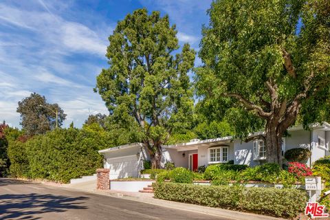 Not sited on busy Nichols Canyon, this single-story residence is located in the ultra-serene and highly sought after Nichols Colony, a bastion of pedigreed mid-century Modern homes conceived by famed architects like Ed Fickett, Buff & Hensman, and Ri...