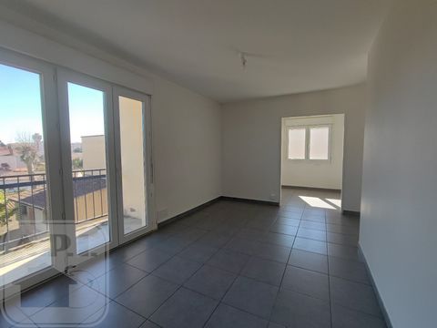 Pamiers, appartement T2 avec balcon. Au 3 ème et dernier étage d'un immeuble de 9 logements, nous vous proposons un appartement de type 1 bis très lumineux avec une dégagée. Il se compose d'un hall d'entrée avec placard, séjour donannt sur un balcon,...