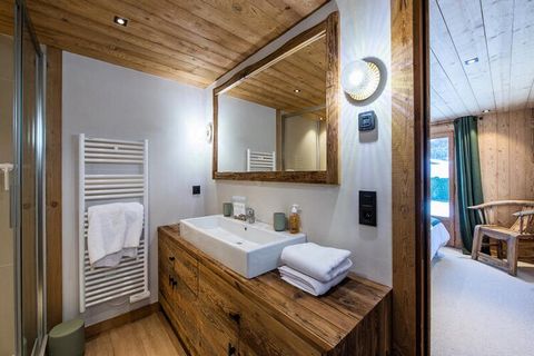 MEGEVE - Halve wijk Onlangs gerenoveerd chalet gelegen nabij het Princess-skigebied. Dankzij deze vijf slaapkamers is er plaats voor maximaal 11 gasten. NIVEAU 0 - Entree met meterkast - Tweepersoonsslaapkamer (160) met televisie en kast - Kinderslaa...