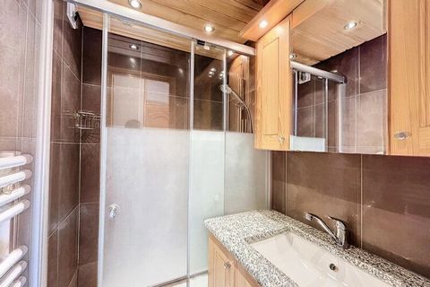 Situado a 1,2 km del centro de Combloux, en una residencia de lujo, 3 habitaciones compuestas por: entrada con armario empotrado, salón con sofá cama para 2 personas que da a una terraza orientada al este, cocina abierta equipada (horno, microondas ,...