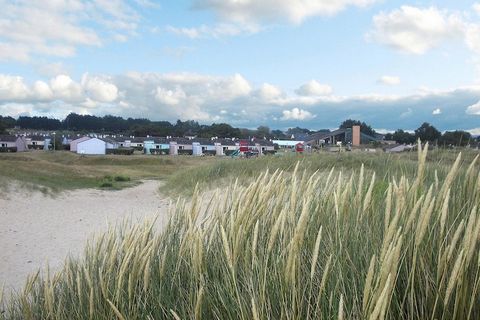 Seules les dunes vous séparent de la vaste et longue plage de sable ! Le complexe de vacances familial se compose de bungalows mitoyens disposés en groupes individuels. Profitez des nombreuses installations de divertissement et de sport du complexe d...