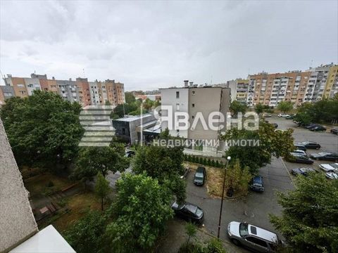 Yavlena biedt een paneelappartement met twee slaapkamers te koop aan op de vijfde verdieping in een gerenoveerd blok van zeven verdiepingen in de wijk Yavlena. Elenovo. Het appartement bestaat uit een gang, keuken, woonkamer, twee slaapkamers, badkam...