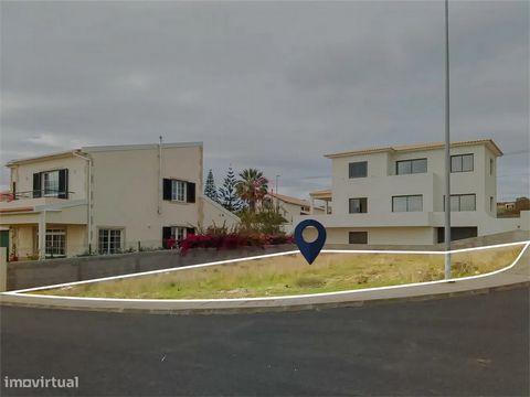 Terreno destinado a construção, inserido numa urbanização de luxo, na Ilha do Porto Santo. Na sua envolvente, encontram-se moradias unifamiliares, oferecendo bons acessos e excelente exposição solar; O lote tem 320 m2, sendo permitida uma moradia de ...