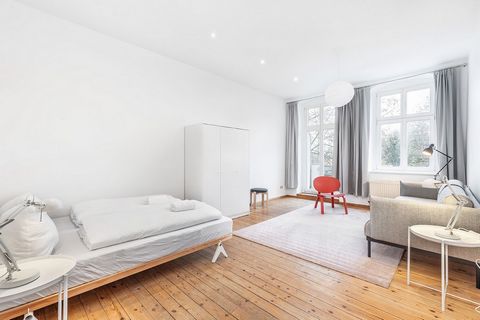 Diese Wohnung mit ca. Die 45 m² große Wohnung befindet sich im 2. Stock mit Aufzug und verfügt über einen Balkon mit Blick ins Grüne in einer ruhigen Straße. Highlight der Wohnung ist die großzügige Küche und die originalen Holzböden. Die Küche verfü...