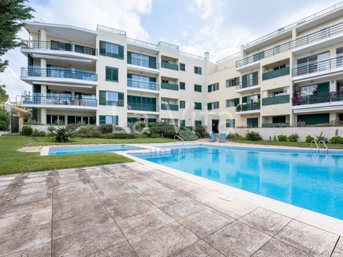 Luxuriöse 3-Zimmer-Wohnung - Estoril Das Privileg, in Estoril zu leben, 500 Meter vom berühmten Tamariz-Strand entfernt, in einer eleganten Wohnanlage mit Swimmingpool und wunderschönem Garten. Die Wohnung verfügt über Meerblick, großzügige Flächen u...