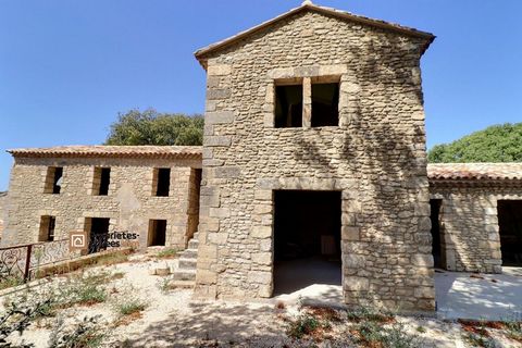 Uzès, proche, 3km, mas de village en cours de restauration. La propriété permettra d'offrir 218 m² habitables environ, une cuisine indépendante de 25 m², un séjour de 64 m² , 4 chambres dont 2 suites parentales. Terrain d'environ 1150 m² . Piscine de...