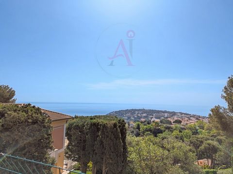 Op de hoogten van Cap Martin biedt ARTHAN IMMOBILIER u dit huis aan met een adembenemend uitzicht op de Middellandse Zee. Op een dominante positie en in absolute rust, omgeven door een uitgestrekte tuin van 1000m2 met een zwembad, versierd met fruitb...