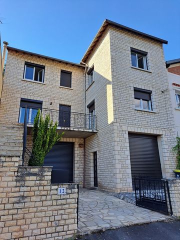 BRIVE quartier paisible à côté commerces, transports et axes routiers, belle construction comprenant deux appartements. Terrain sur l'arrière accessible par l'appartement du 1er étage. Chaque appartement dispose d'une entrée et escalier privatifs. Au...