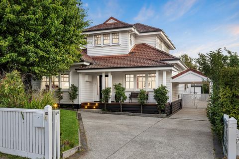 In einer makellosen Gartenanlage bietet diese renovierte Residenz mit 4 Schlafzimmern und 2 Bädern eine verlockende Mischung aus traditionellem Charme der 1930er Jahre und zeitgenössischem minimalistischem Stil. Die charakteristischen Deckenrosetten ...