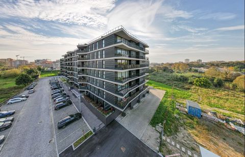 Deslumbre-se com este fabuloso apartamento T4 no coração da encantadora cidade do Porto. Em Ramalde, no Condomínio Green Terrace que foi construído em 2023, este imóvel está como novo! Com uma sala espaçosa de 47m2, varanda de 16m2 com barbecue e mui...