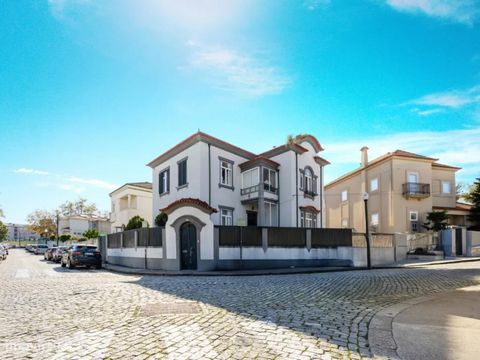 Esta moradia T4 é um exclusivo Fratello Real Estate, situada numa das áreas mais privilegiadas e requisitadas do Porto, na zona dos Combatentes. Composta por quatro pisos, incluindo uma ampla cave que oferece inúmeras possibilidades, esta propriedade...