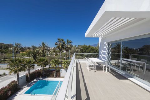 Located in San Pedro de Alcántara. This south facing, luxurious penthouse is situated only 100 meters from San Pedro beach and its beach promenade leading to Puerto Banus and Marbella. An excellent location, only 5 minutes’ drive to Puerto Banus and ...