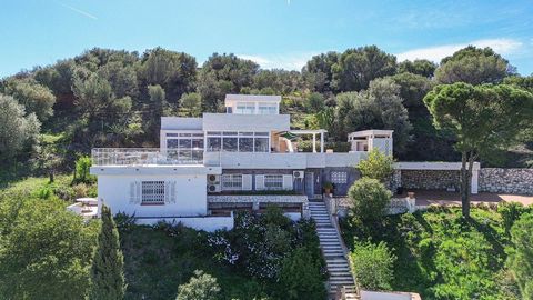 Stunning villa with some of the most extraordinary panoramic views on Costa Del Sol! This villa was designed by Danish architects and built with double walls with insulation. The house has undergone a total renovation, including new electrical and pl...