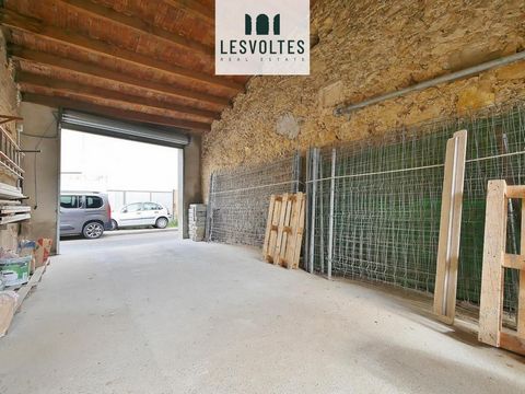 NAVE CON ACCESO POR DOS CALLES EN ZONA CENTRO CON BUENA SITUACIÓN EN VENTA EN PALAFRUGELL Solar de 301m2 con acceso por dos calles con una construcción de 270 m2 destinada a almacén. Está distribuida en diferentes espacios, dispone de un patio interi...