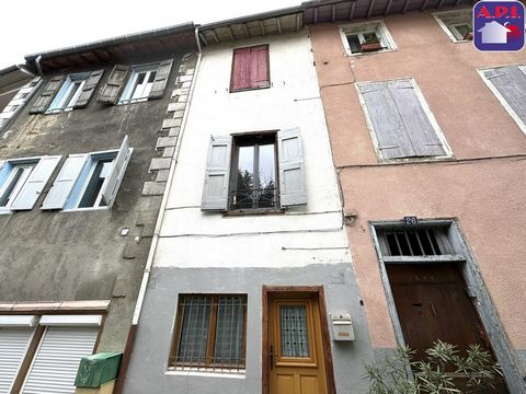 COEUR HISTORIQUE Charmante maison en pierre de 97,20 m², répartie sur 4 étages et située en cur de la ville. Ce bien mitoyen des deux côtés se compose de 6 pièces : 3 chambres lumineuses, un séjour spacieux et une cuisine équipée, ainsi qu'une cave....