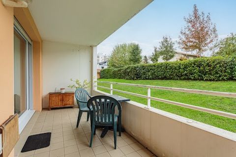 Discover this charming T2 apartment of 47 m2 ideally located on the ground floor of an intimate residence in the Bois Belin district of Anglet, with all amenities nearby and accessible by foot. You will be charmed by its bright living room, facing so...