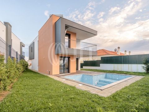 Villa met 4 slaapkamers, met 361 m² bruto bouwoppervlakte, uitzicht op zee, zwembad en garage, in Caparide, Cascais. De begane grond beschikt over een inkomhal, een slaapkamer, een complete badkamer, een woonkamer met een open haard en een geventilee...