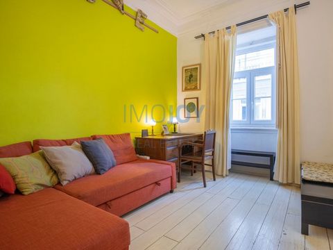 This charming 3 bedroom flat, located in Escadinhas Marquês Ponte de Lima, offers the perfect combination of comfort, space and privileged location. Just a few minutes' walk from Avenida da Liberdade, Marquês de Pombal, Rossio and Príncipe Real, you ...