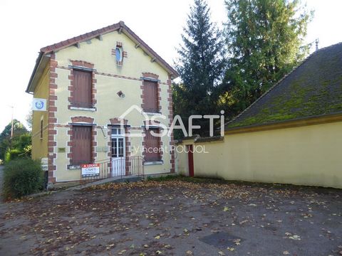 Local professionnel dans une commune dynamique. Situé au centre bourg de Saint-Lyé se trouve ce local professionnel non meublé de 34 m² comprenant trois pièces, un parking et un accès handicapés. Idéal professions indépendantes et libérales, bureaux....