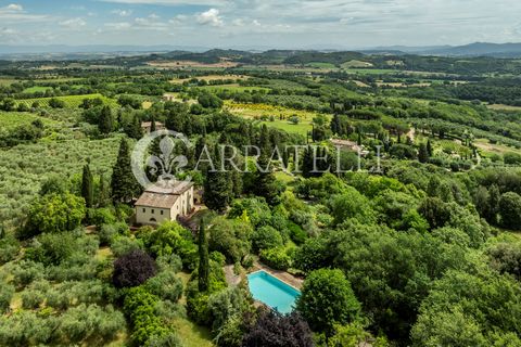 In una location unica, immersa nella tipica campagna toscana, si propone storico podere del 1600 con piscina e terreno agricolo. Descrizione Il podere è composto da più fabbricati, quello principale si sviluppa su 3 livelli e misura circa 400 mq. Al ...