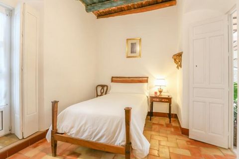 Willkommen in der Posada de la Casa del Pintor. Dieses Gasthaus, inspiriert vom berühmten Maler Joaquín Valverde, hat ein einzigartiges und typisch andalusisches Design. Draußen finden Sie einen schönen Innenhof, der den größten Teil des Erdgeschosse...