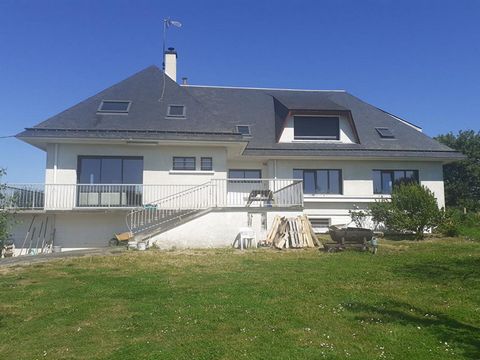 Grande et belle maison, sur un terrain donnant sur Le Couasnon (rivière du Baugeois). De grandes surfaces pour chaque chambre, chacune équipée de sa salle de bains ou d'eau. Une grande pièce de vie avec sa cuisine équipée moderne et neuve. Toutes les...