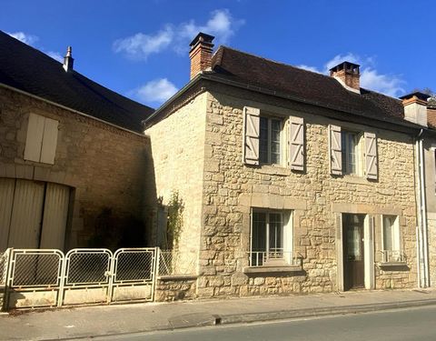 24390 CHERVEIX CUBAS Maxime MINOLA vous propose cette belle maison de bourg en pierre de taille et sa courette arrière. La maison se compose d'un salon cuisine, wc, arrière cuisine, au premier étage, 3 chambres ainsi qu'une salle d'eau wc, au deuxièm...