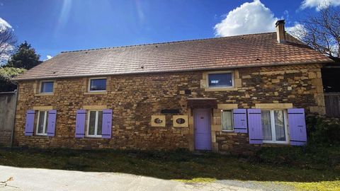 Maxime MINOLA vous propose cette belle maison en pierre avec piscine située dans un endroit calme, surplombant la vallée d'Excideuil. Cette maison se compose d'un grand salon cuisine ouverte, d'une salle d'eau lave-mains, et d'un wc, d'une chambre de...