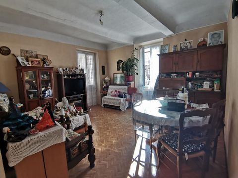 83170 TOURVES - Appartement de type 2 + Alcôve et Cellier Situé au 1ème étage d'un immeuble de 3 étages sans ascenseur: Appartement T2 composé d'un séjour, d'une cuisine, d'un wc, , d'une salle d'eau , d'une chambre, d'une alcôve et un cellier en RDC...