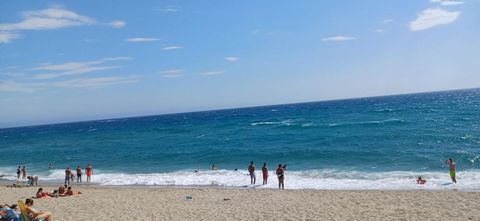 A SAINT CYPRIEN PLAGE 100m de la mer se situe dans une jolie résidence sécurisée, calme, bien entretenue,ravalement facade recent , piscine accés direct à la plage , bel appartement T3 comprenant un séjour avec cuisine équipée,couloir, deux chambres,...