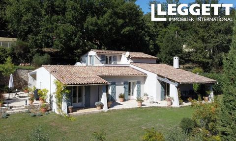 A33383JTO83 - A few minutes from the village, discover this bright villa of approx. 170 m² in perfect condition. The villa benefits from an entrance, a guest toilet, a double living room with fireplace and exposed beams, a large equipped kitchen open...