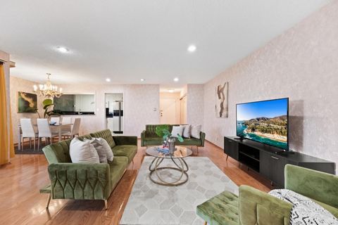 Bienvenue au 845 N Humboldt St Apt 304, un condo de 2 chambres et 2 salles de bain au 3ème étage de la communauté très recherchée de Woodlake à San Mateo. Cette maison élégante dispose d’un sol stratifié, d’une cuisine moderne avec des comptoirs en g...